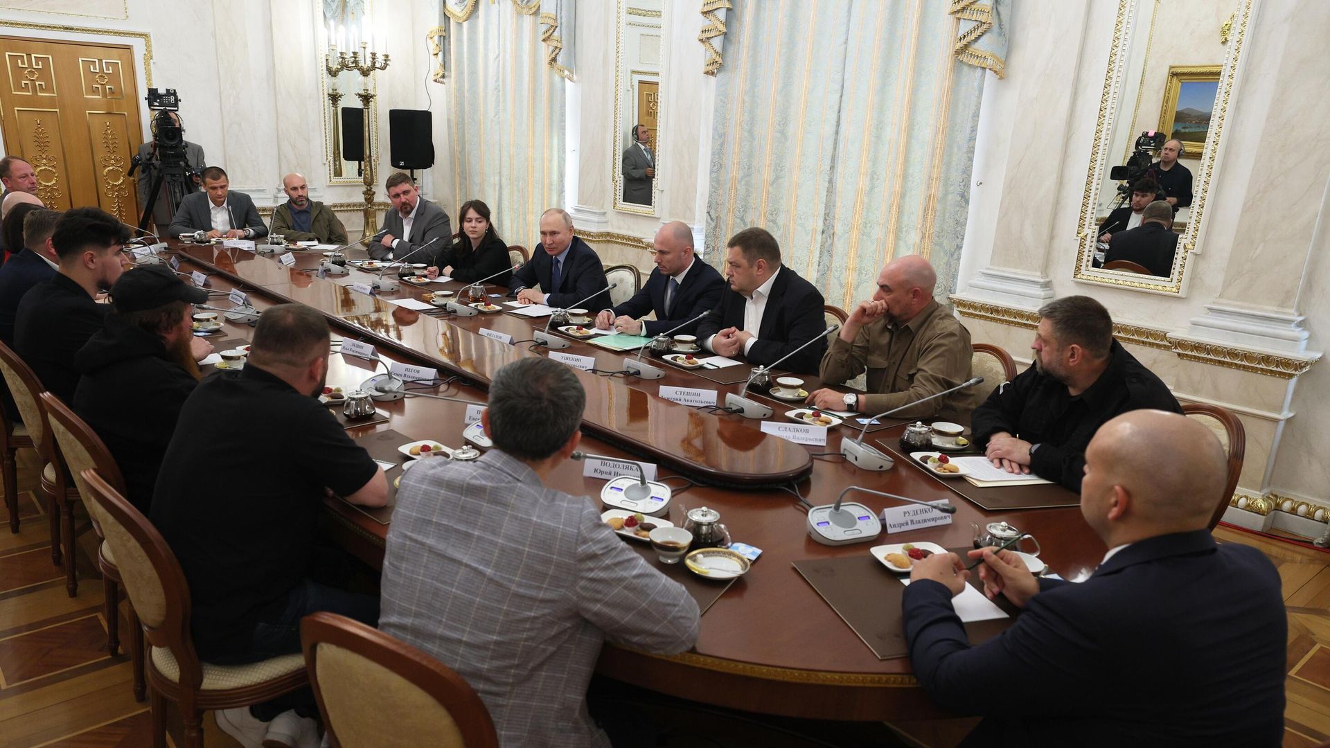 Президент России Владимир Путин проводит встречу с военными корреспондентами Президент России Владимир Путин проводит встречу с военными корреспондентами - РИА Новости, 1920, 13.06.2023