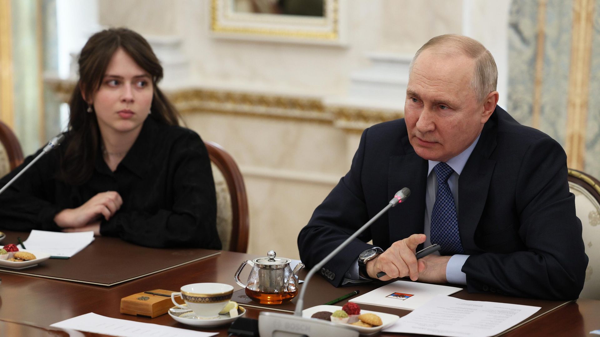 Президент РФ Владимир Путин во время встречи с военными корреспондентами в Кремле Президент РФ Владимир Путин во время встречи с военными корреспондентами в Кремле - РИА Новости, 1920, 18.06.2023