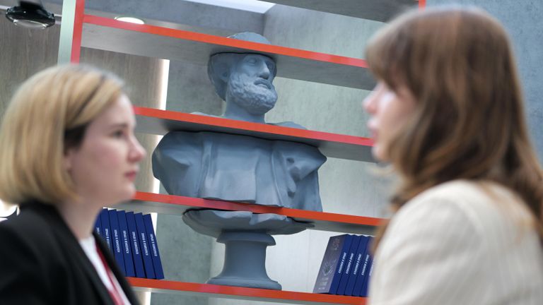 Участники форума в конгрессно-выставочном центре Экспофорум Участники форума в конгрессно-выставочном центре Экспофорум