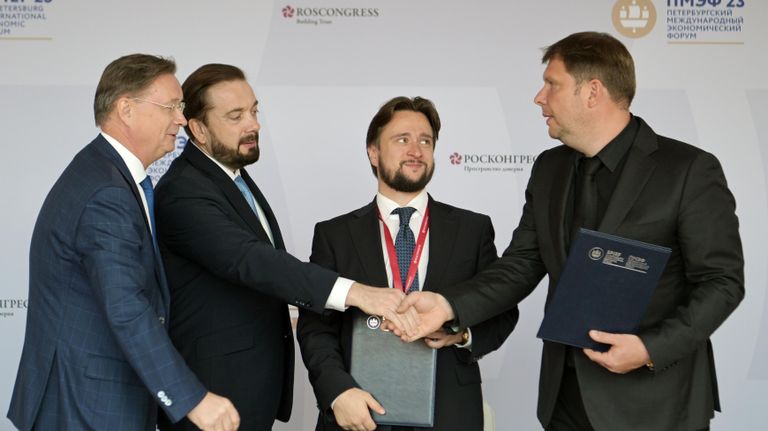 Председатель правления, директор фонда Росконгресс Александр Стуглев, Александр Шатиров, Директор Фонда РК-инвестиции, Вячеслав Комлев, учредитель ООО Редсофт Председатель правления, директор фонда Росконгресс Александр Стуглев, Александр Шатиров, Директор Фонда РК-инвестиции, Вячеслав Комлев, учредитель ООО Редсофт
