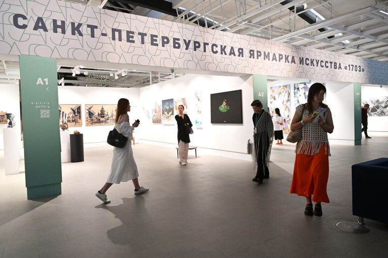 Посетители на 2-ой Санкт-Петербургская ярмарка искусства 1703 Посетители на 2-ой Санкт-Петербургская ярмарка искусства 1703