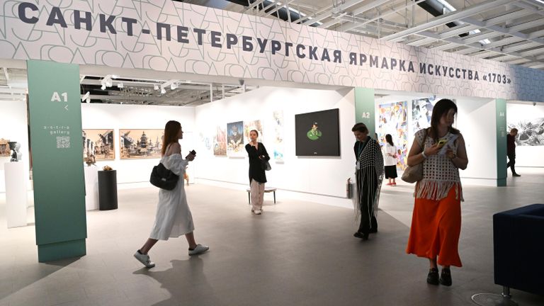 Посетители на 2-ой Санкт-Петербургская ярмарка искусства 1703 Посетители на 2-ой Санкт-Петербургская ярмарка искусства 1703
