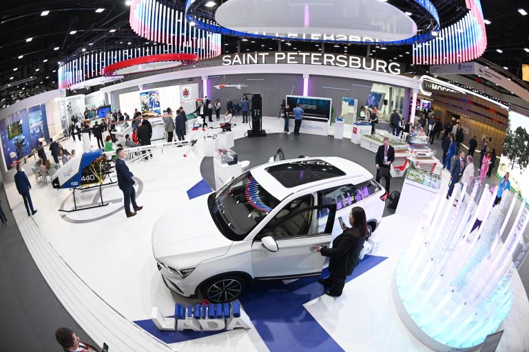 Автомобиль Lada X-Cross на выставке в конгрессно-выставочном центре Экспофорум Автомобиль Lada X-Cross на выставке в конгрессно-выставочном центре Экспофорум