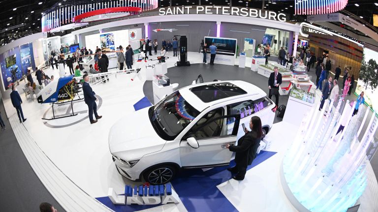 Автомобиль Lada X-Cross на выставке в конгрессно-выставочном центре Экспофорум Автомобиль Lada X-Cross на выставке в конгрессно-выставочном центре Экспофорум