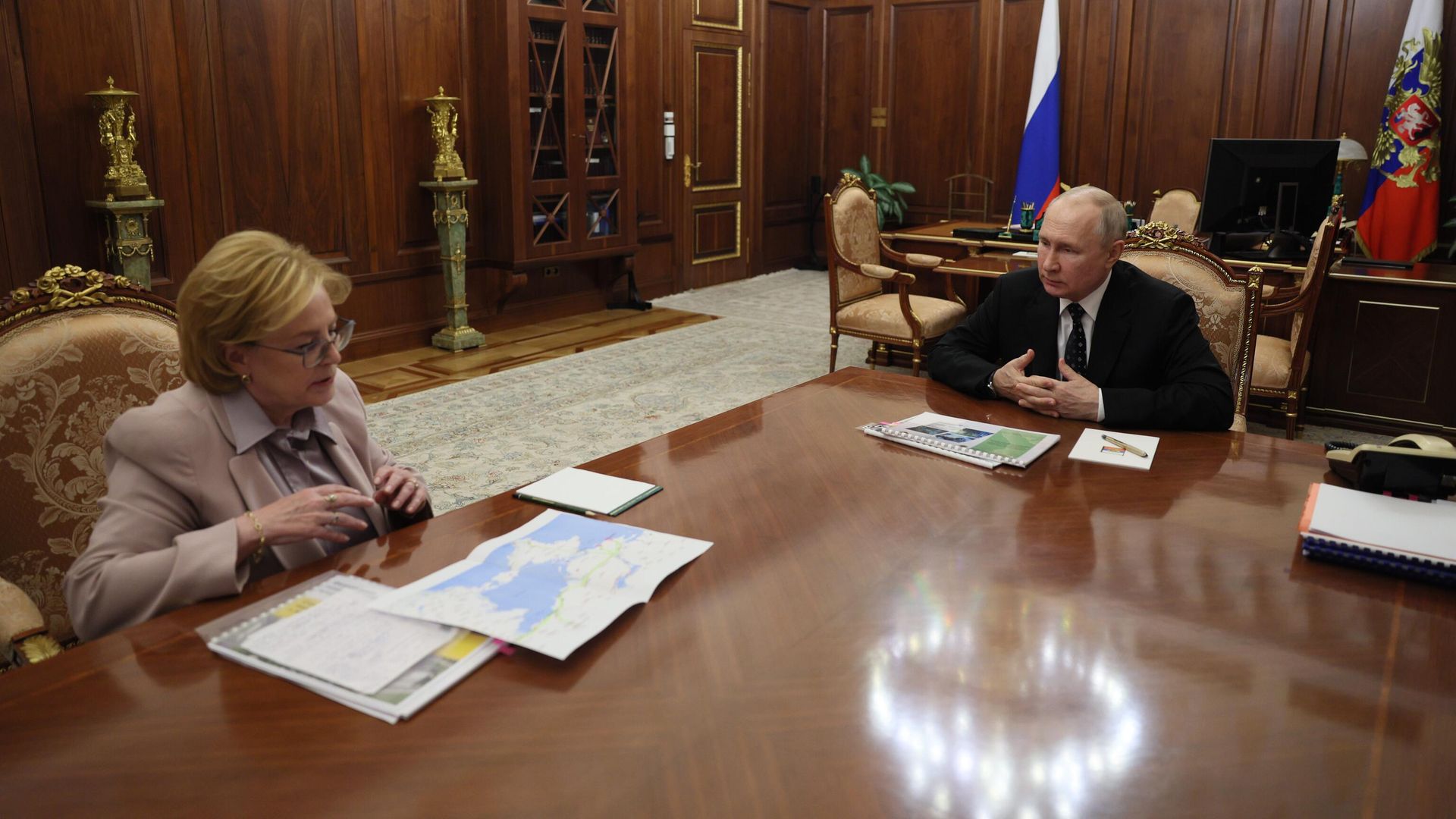 Президент РФ Владимир Путин и руководитель ФМБА Вероника Скворцова во время встречи Президент РФ Владимир Путин и руководитель ФМБА Вероника Скворцова во время встречи - РИА Новости, 1920, 15.06.2023
