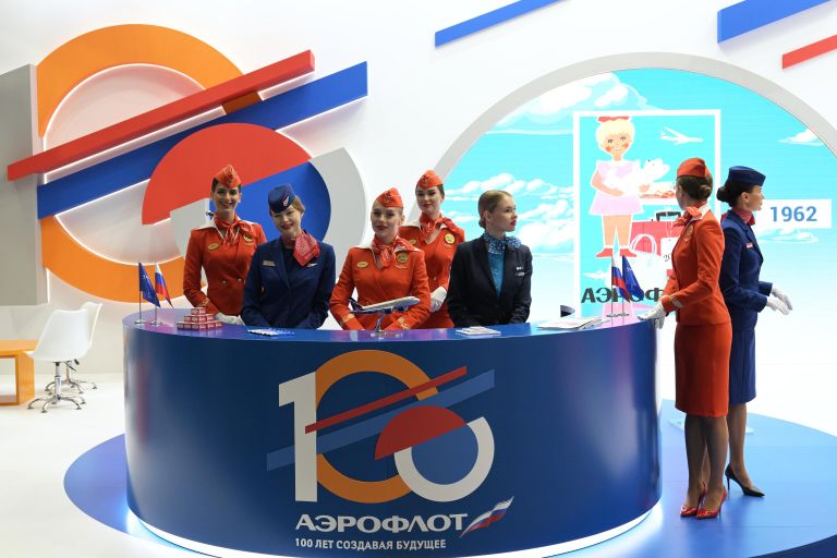 Девушки на стенде авиакомпании Аэрофлот в конгрессно-выставочном центре Экспофорум Девушки на стенде авиакомпании Аэрофлот в конгрессно-выставочном центре Экспофорум