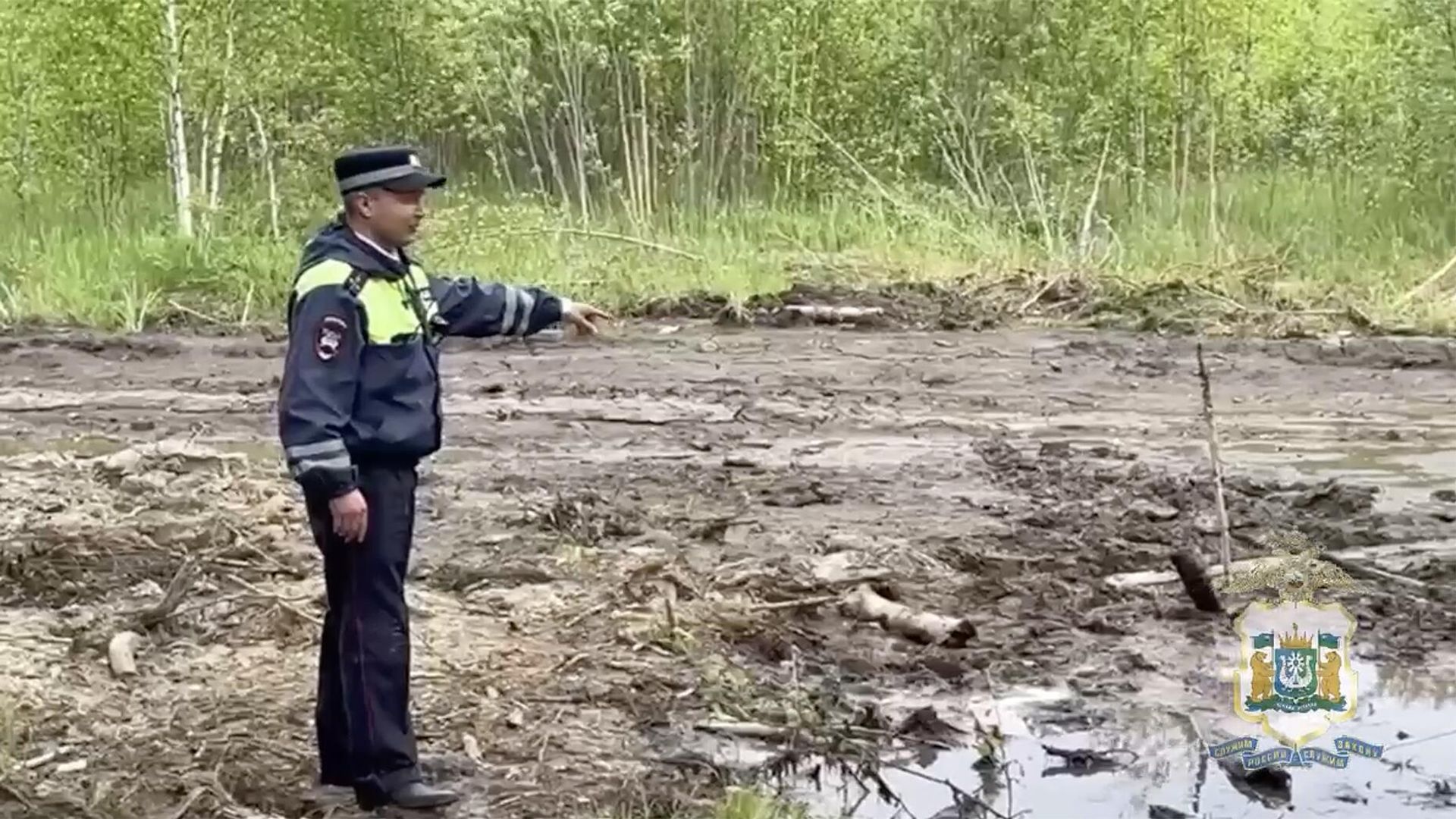 Место, где дети увязли в болоте. Пыть-Яха, Югра. Кадр видео Место, где дети увязли в болоте. Пыть-Яха, Югра. Кадр видео - РИА Новости, 1920, 15.06.2023