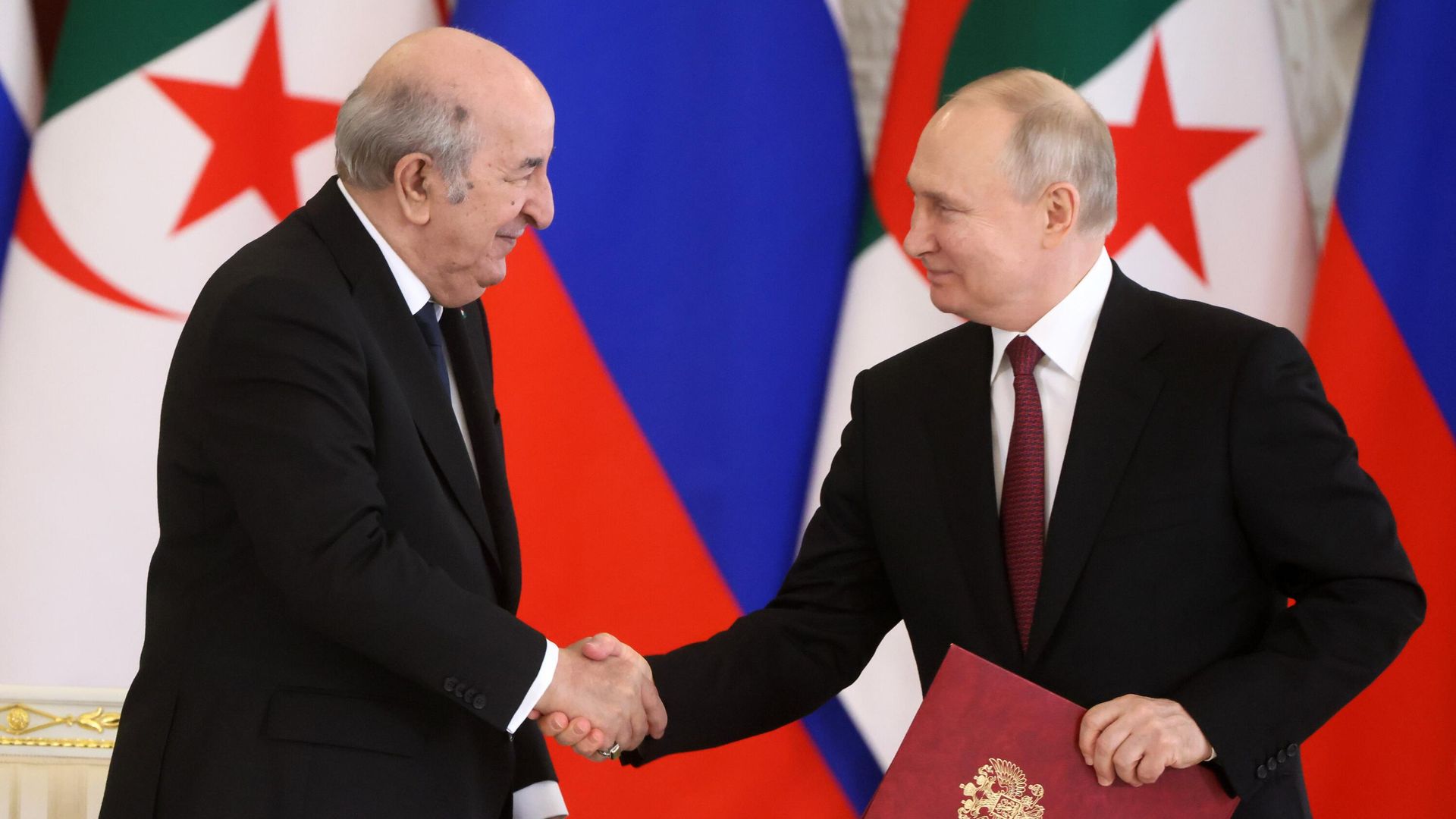Президент России Владимир Путин и президент Алжира Абдельмаджид Теббун на церемонии подписания документов по итогам переговоров в Кремле Президент России Владимир Путин и президент Алжира Абдельмаджид Теббун на церемонии подписания документов по итогам переговоров в Кремле - РИА Новости, 1920, 15.06.2023