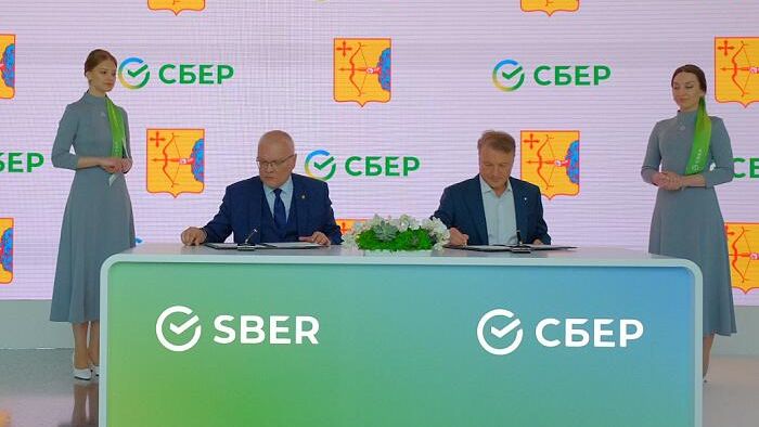 Губернатор Кировской области Александр Соколов и президент, председатель правления Сбербанка России Герман Греф на площадке ПМЭФ-2023 Губернатор Кировской области Александр Соколов и президент, председатель правления Сбербанка России Герман Греф на площадке ПМЭФ-2023 - РИА Новости, 1920, 15.06.2023