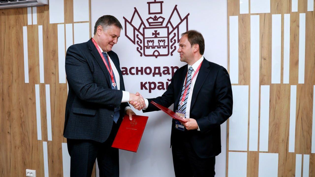 Первый заместитель губернатора Краснодарского края Игорь Галась и член правления, директор розничной дистрибуции Почта Банка Антон Анищенко Первый заместитель губернатора Краснодарского края Игорь Галась и член правления, директор розничной дистрибуции Почта Банка Антон Анищенко - РИА Новости, 1920, 15.06.2023