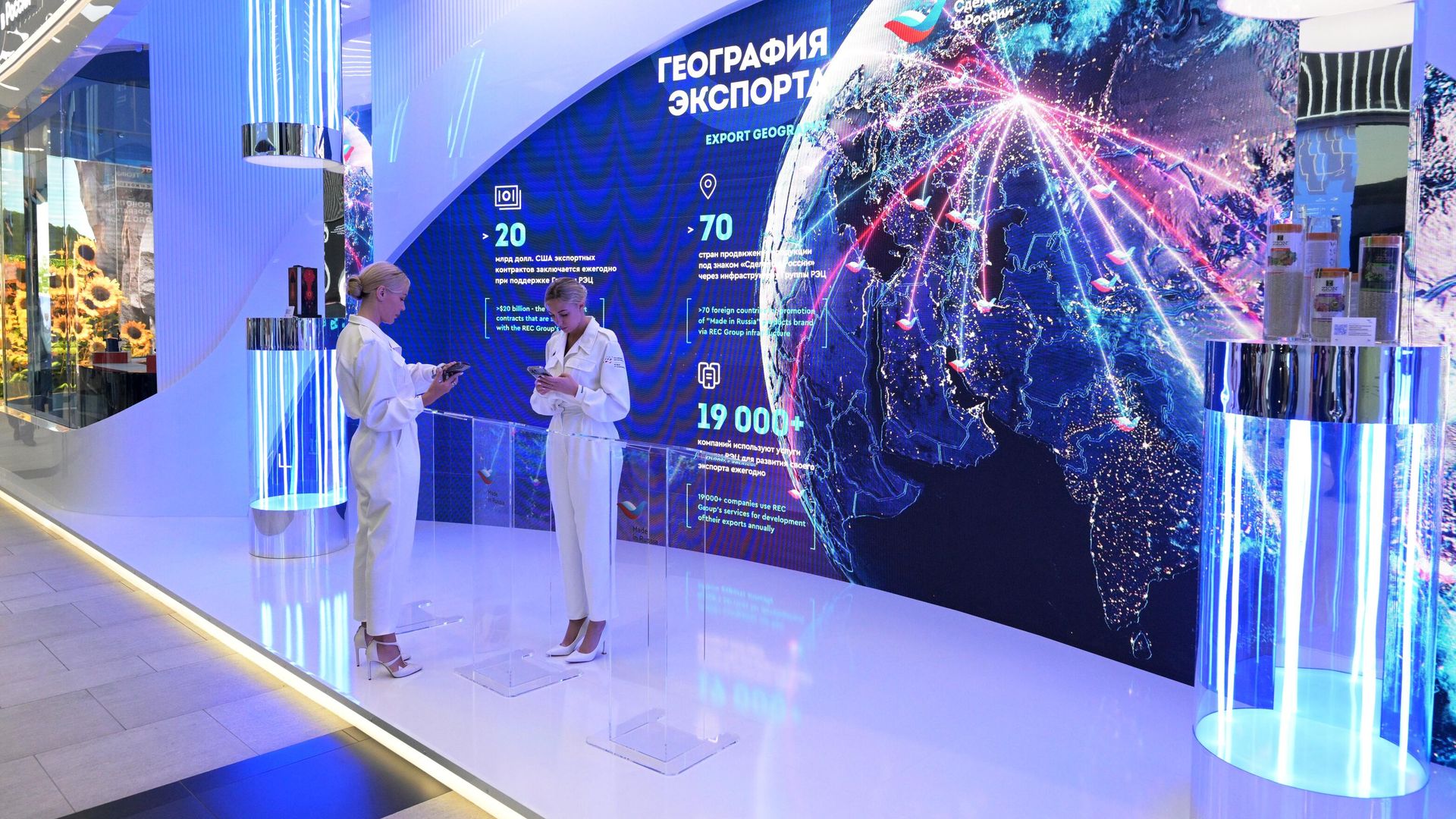 Участники ПМЭФ-2023 в конгрессно-выставочном центре Экспофорум - РИА Новости, 1920, 16.06.2023