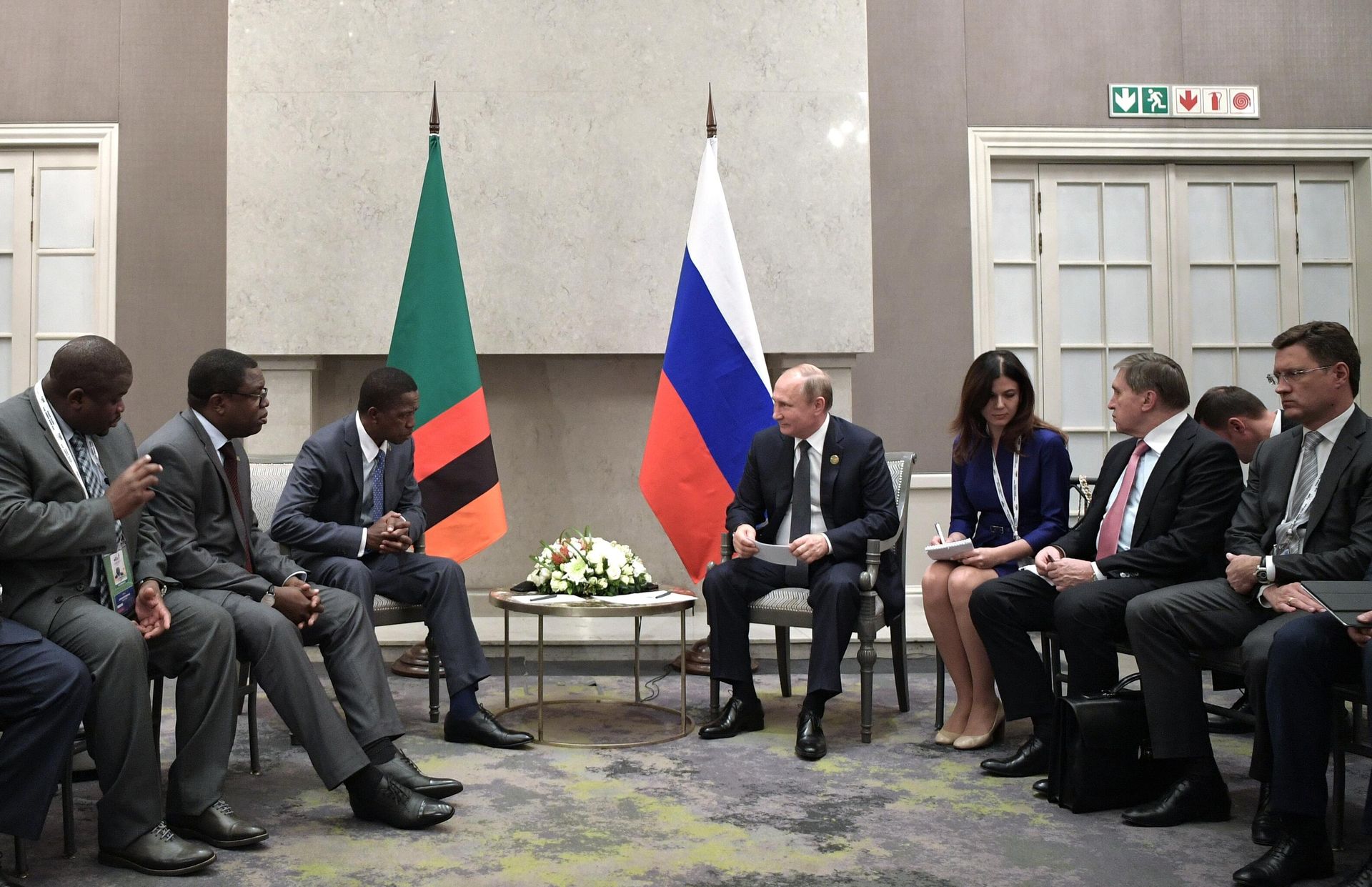 26 июля 2018. Президент РФ Владимир Путин и президент Замбии Эдгар Лунгу (в центре справа налево) во время встречи на полях Десятого саммита БРИКС в Йоханнесбурге, 2018 год 26 июля 2018. Президент РФ Владимир Путин и президент Замбии Эдгар Лунгу (в центре справа налево) во время встречи на полях Десятого саммита БРИКС в Йоханнесбурге, 2018 год - РИА Новости, 1920, 28.06.2023