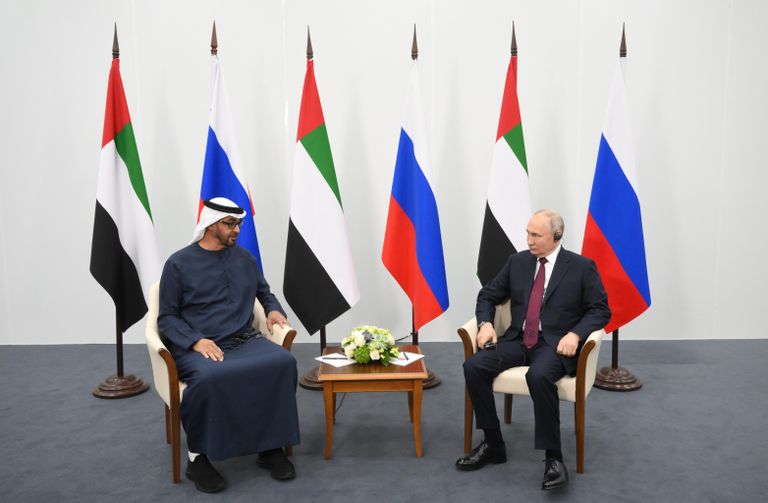 Президент РФ Владимир Путин и президент ОАЭ шейх Мухаммедбен Заид Аль Нахайян во время встречи на полях ПМЭФ Президент РФ Владимир Путин и президент ОАЭ шейх Мухаммедбен Заид Аль Нахайян во время встречи на полях ПМЭФ