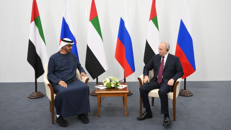 Президент РФ Владимир Путин и президент ОАЭ шейх Мухаммедбен Заид Аль Нахайян во время встречи на полях ПМЭФ Президент РФ Владимир Путин и президент ОАЭ шейх Мухаммедбен Заид Аль Нахайян во время встречи на полях ПМЭФ
