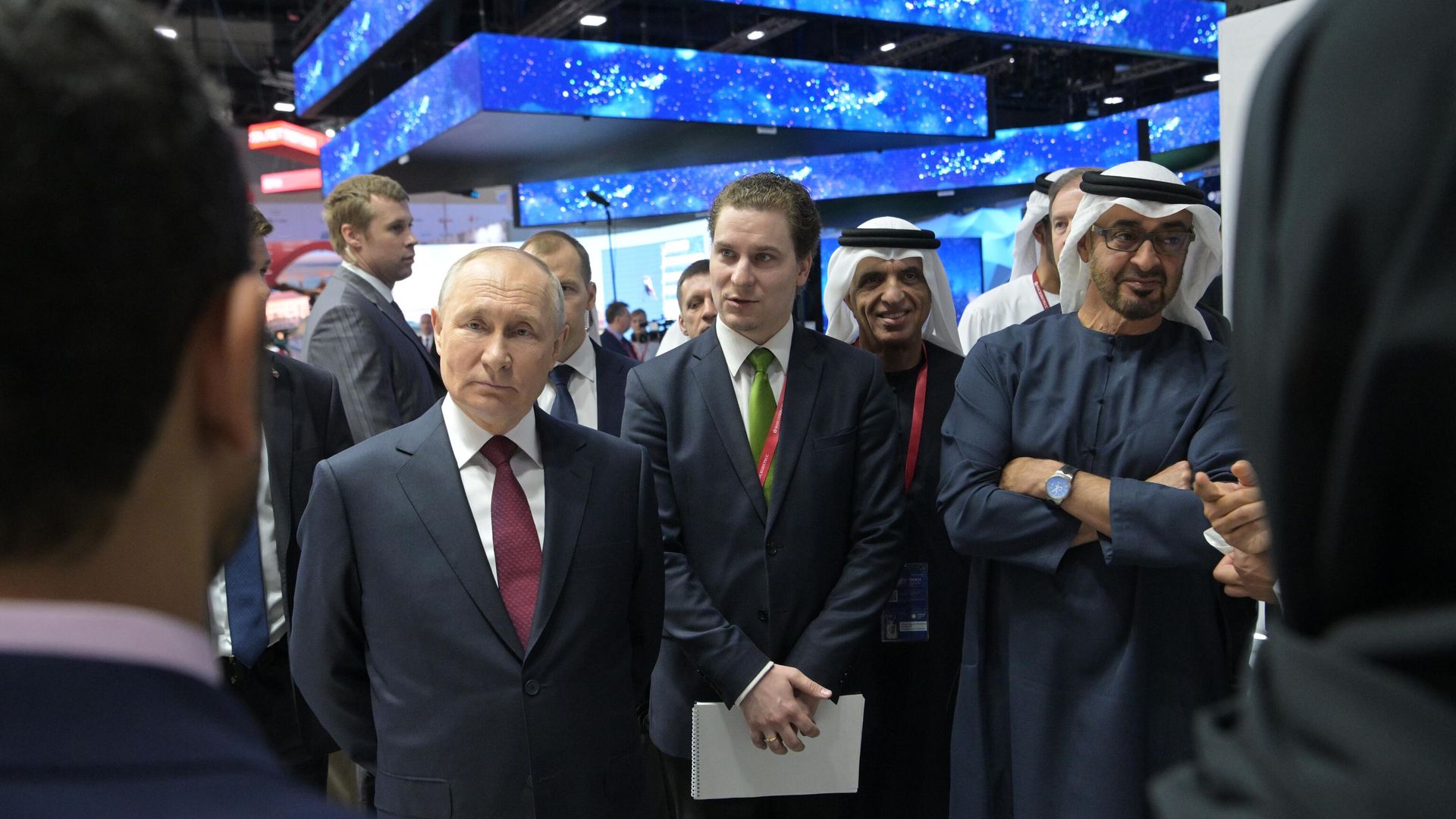 Президент РФ Владимир Путин и президент Объединенных Арабских Эмиратов шейх Мухаммедбен Заид Аль Нахайян осматривают павильон ОАЭ на площадке ПМЭФ Президент РФ Владимир Путин и президент Объединенных Арабских Эмиратов шейх Мухаммедбен Заид Аль Нахайян осматривают павильон ОАЭ на площадке ПМЭФ - РИА Новости, 1920, 16.06.2023