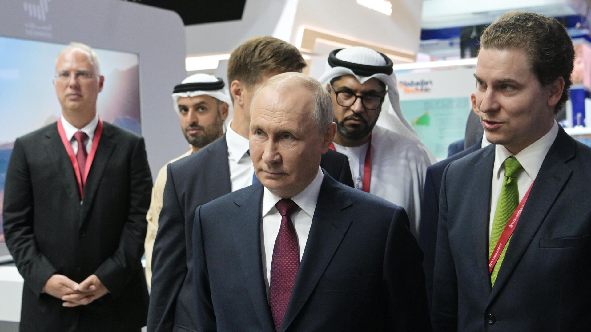 Президент РФ Владимир Путин во время осмотра совместно с президентом Объединенных Арабских Эмиратов шейхом Мухаммедбеном Заидом Аль Нахайяном павильона ОАЭ на площадке ПМЭФ Президент РФ Владимир Путин во время осмотра совместно с президентом Объединенных Арабских Эмиратов шейхом Мухаммедбеном Заидом Аль Нахайяном павильона ОАЭ на площадке ПМЭФ - РИА Новости, 1920, 10.12.2025