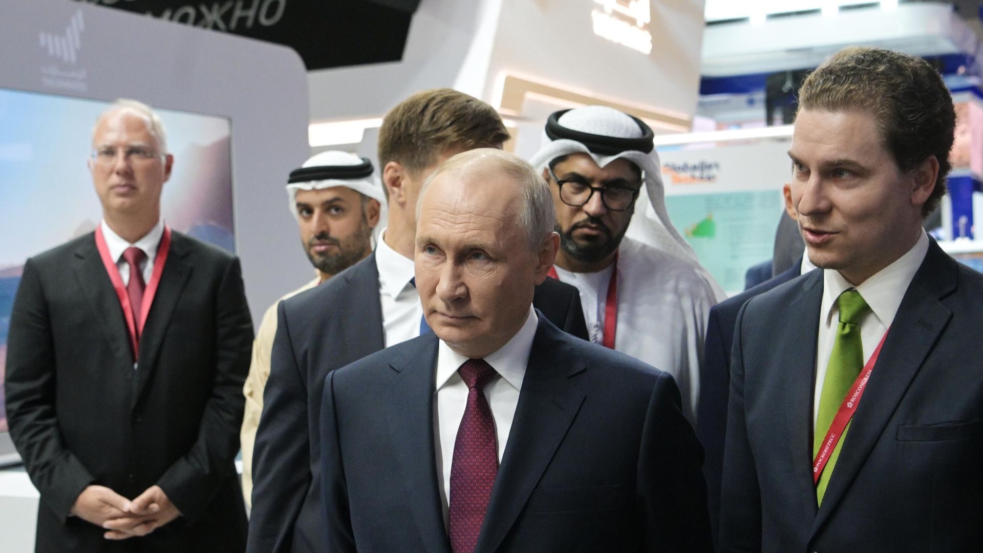 Президент РФ Владимир Путин во время осмотра совместно с президентом Объединенных Арабских Эмиратов шейхом Мухаммедбеном Заидом Аль Нахайяном павильона ОАЭ на площадке ПМЭФ - РИА Новости, 1920, 10.12.2025