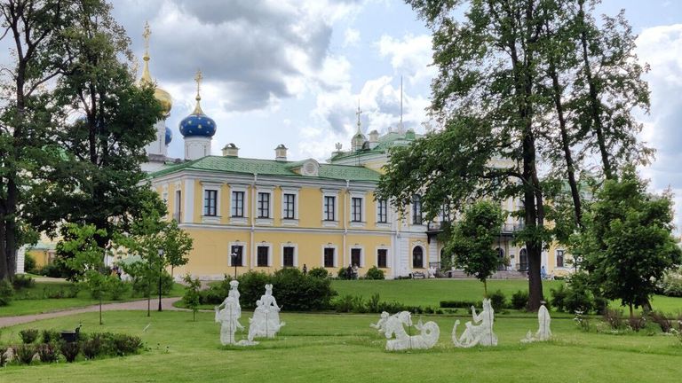 В саду тверского путевого дворца В саду тверского путевого дворца
