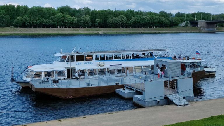 Кораблик, курсирующий по Волге в Твери Кораблик, курсирующий по Волге в Твери