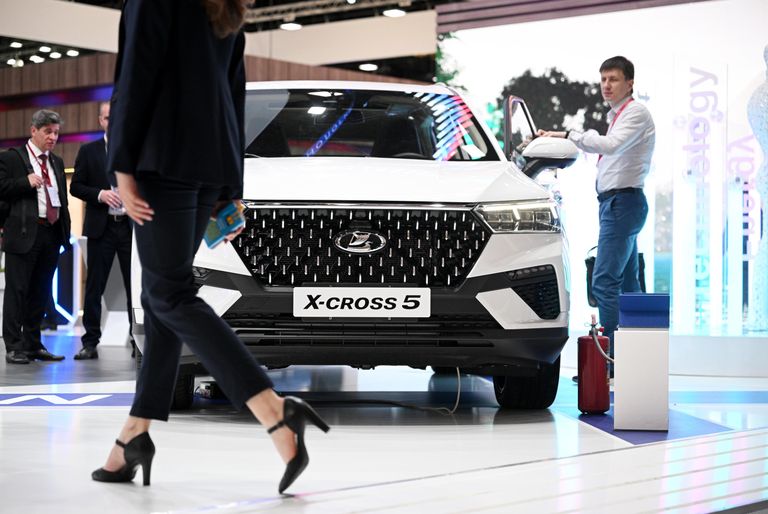 Автомобиль Lada X-Cross на выставке в конгрессно-выставочном центре Экспофорум Автомобиль Lada X-Cross на выставке в конгрессно-выставочном центре Экспофорум