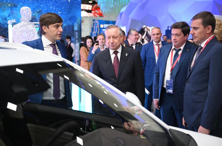 Министр просвещения Российской Федерации Сергей Кравцов и Губернатор Санкт-Петербурга Александр Беглов на выставке, где представлен Автомобиль Lada X-Cross, в конгрессно-выставочном центре Экспофорум Министр просвещения Российской Федерации Сергей Кравцов и Губернатор Санкт-Петербурга Александр Беглов на выставке, где представлен Автомобиль Lada X-Cross, в конгрессно-выставочном центре Экспофорум