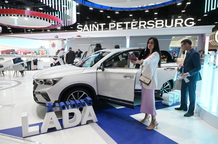 Автомобиль Lada X-Cross на стенде Санкт-Петербурга Автомобиль Lada X-Cross на стенде Санкт-Петербурга