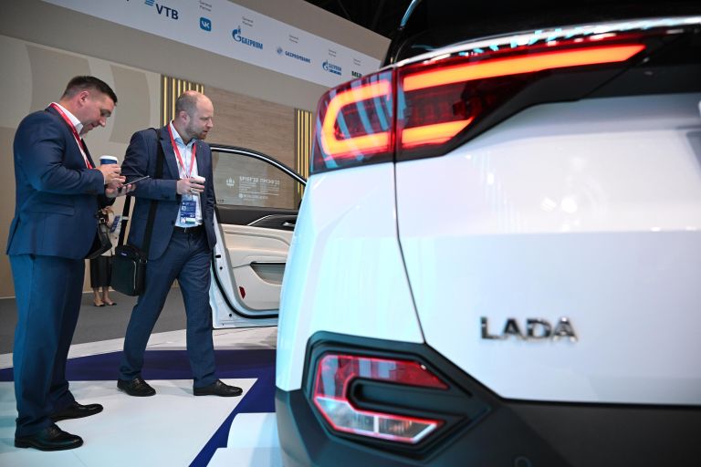 Автомобиль Lada X-Cross 5 на стенде Санкт-Петербурга Автомобиль Lada X-Cross 5 на стенде Санкт-Петербурга