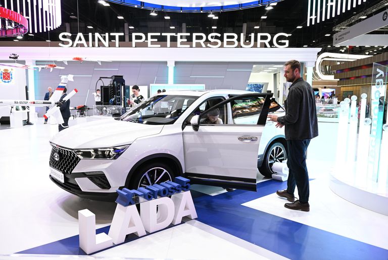 Автомобиль Lada X-Cross на стенде Санкт-Петербурга Автомобиль Lada X-Cross на стенде Санкт-Петербурга