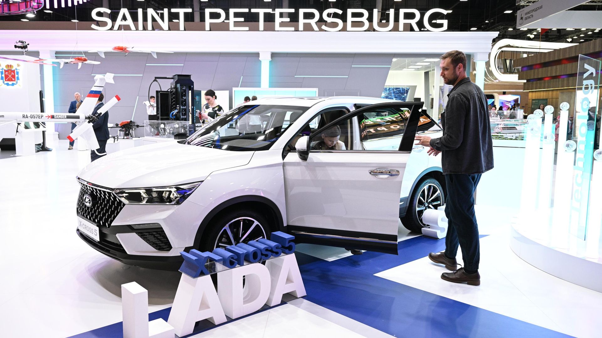 Автомобиль Lada X-Cross на стенде Санкт-Петербурга Автомобиль Lada X-Cross на стенде Санкт-Петербурга - РИА Новости, 1920, 19.06.2023
