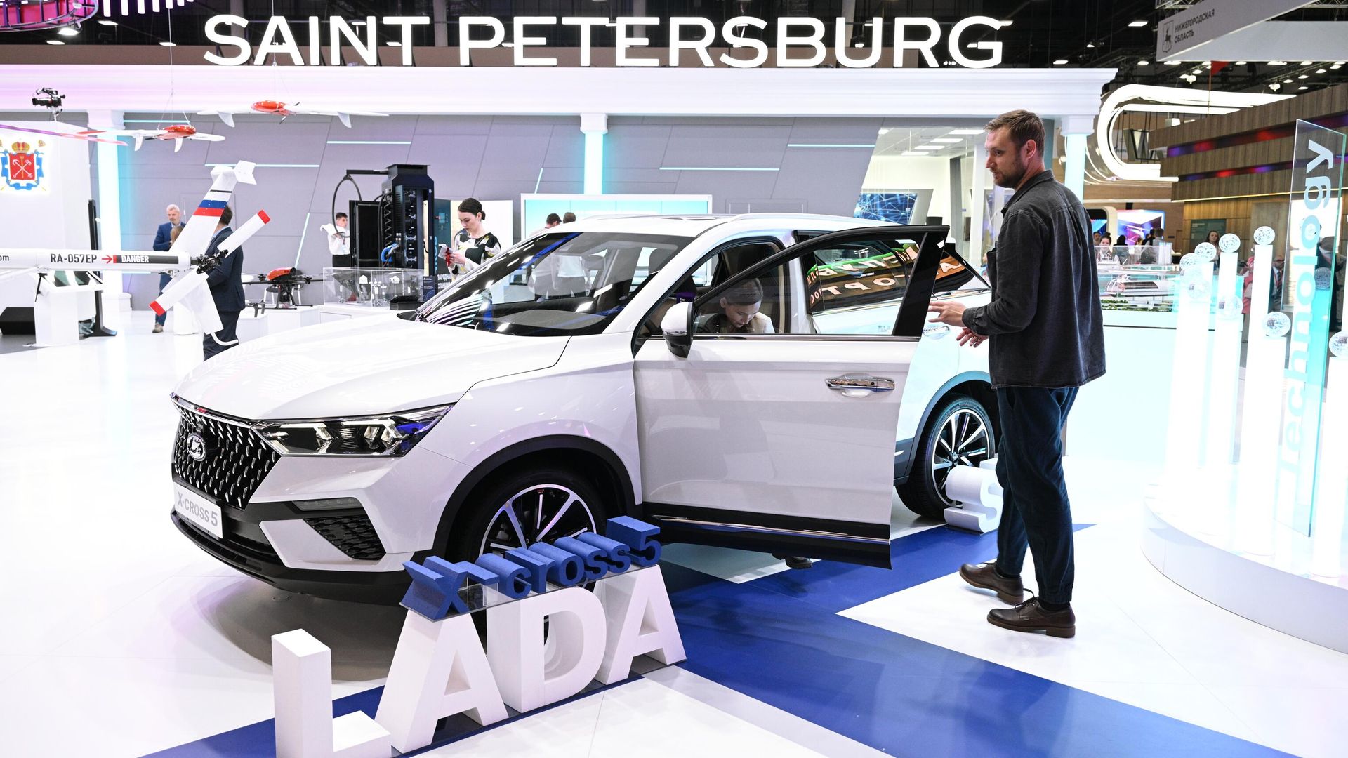 Автомобиль Lada X-Cross на стенде Санкт-Петербурга Автомобиль Lada X-Cross на стенде Санкт-Петербурга - РИА Новости, 1920, 19.06.2023