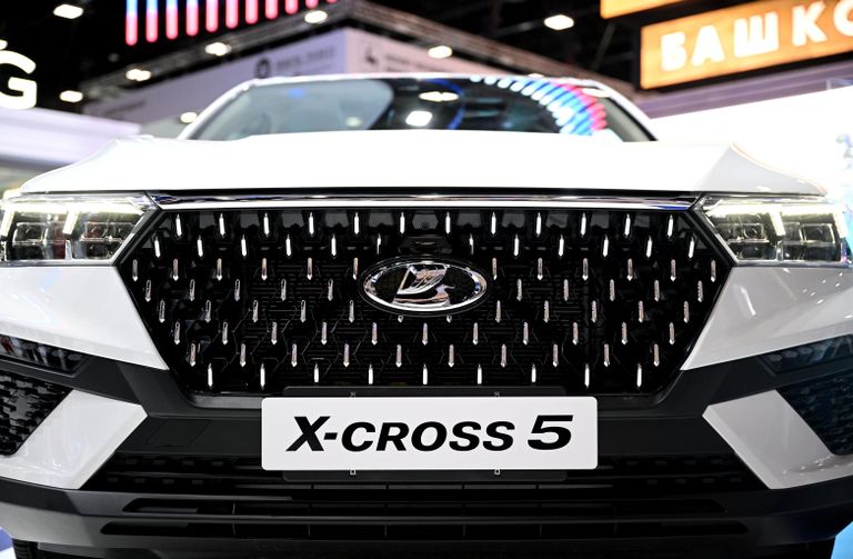 Автомобиль Lada X-Cross на выставке в конгрессно-выставочном центре Экспофорум Автомобиль Lada X-Cross на выставке в конгрессно-выставочном центре Экспофорум