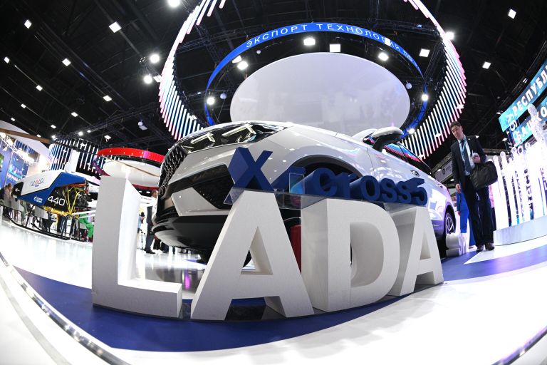 Автомобиль Lada X-Cross на выставке в конгрессно-выставочном центре Экспофорум Автомобиль Lada X-Cross на выставке в конгрессно-выставочном центре Экспофорум