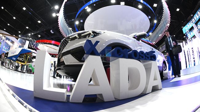 Автомобиль Lada X-Cross на выставке в конгрессно-выставочном центре Экспофорум