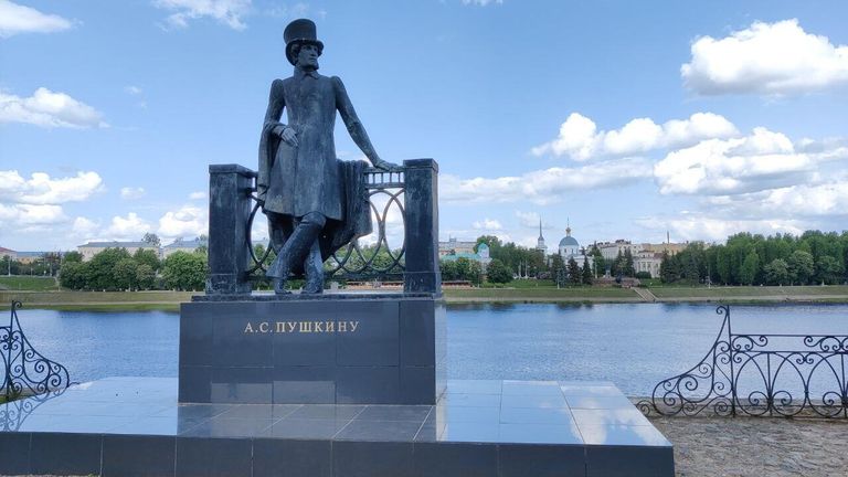 Памятник Пушкину на набережной, рядом с путевым дворцом в Твери Памятник Пушкину на набережной, рядом с путевым дворцом в Твери