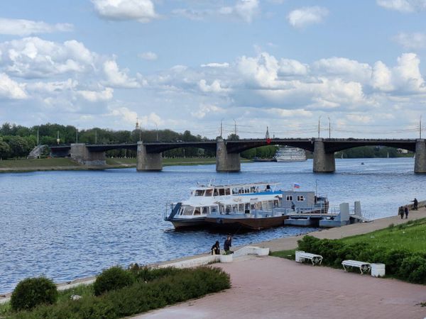 Посадка на кораблик, курсирующий по Волге в Твери