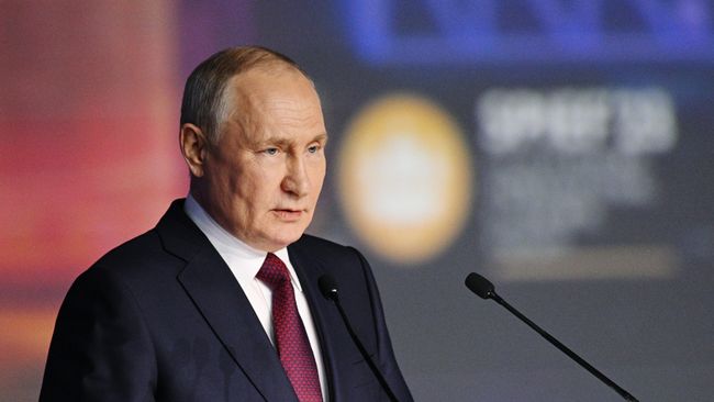 Владимир Путин на пленарном заседании ПМЭФ