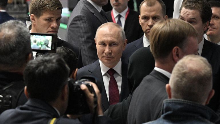 Президент РФ Владимир Путин во время осмотра совместно с президентом Объединенных Арабских Эмиратов шейхом Мухаммедбеном Заидом Аль Нахайяном павильона ОАЭ на площадке ПМЭФ Президент РФ Владимир Путин во время осмотра совместно с президентом Объединенных Арабских Эмиратов шейхом Мухаммедбеном Заидом Аль Нахайяном павильона ОАЭ на площадке ПМЭФ