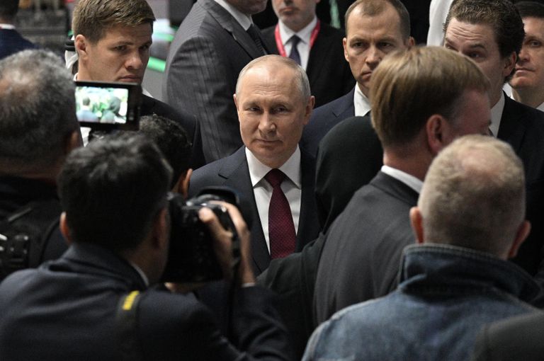 Президент РФ Владимир Путин во время осмотра совместно с президентом Объединенных Арабских Эмиратов шейхом Мухаммедбеном Заидом Аль Нахайяном павильона ОАЭ на площадке ПМЭФ Президент РФ Владимир Путин во время осмотра совместно с президентом Объединенных Арабских Эмиратов шейхом Мухаммедбеном Заидом Аль Нахайяном павильона ОАЭ на площадке ПМЭФ