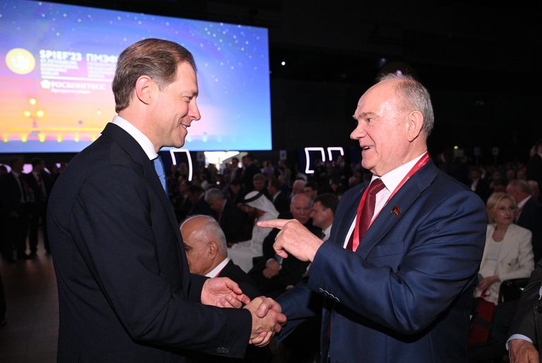 Заместитель председателя правительства Российской Федерации - министр промышленности и торговли РФ Денис Мантуров и руководитель фракции КПРФ в Государственной думе РФ Геннадий Зюганов перед пленарным заседанием Заместитель председателя правительства Российской Федерации - министр промышленности и торговли РФ Денис Мантуров и руководитель фракции КПРФ в Государственной думе РФ Геннадий Зюганов перед пленарным заседанием