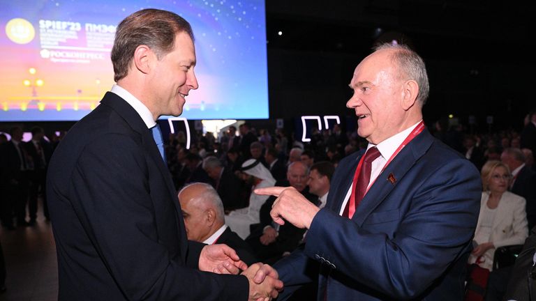 Заместитель председателя правительства Российской Федерации - министр промышленности и торговли РФ Денис Мантуров и руководитель фракции КПРФ в Государственной думе РФ Геннадий Зюганов перед пленарным заседанием