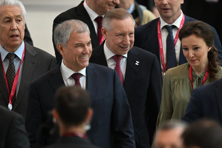 Губернатор Санкт-Петербурга Александр Беглов перед пленарным заседанием. Губернатор Санкт-Петербурга Александр Беглов перед пленарным заседанием.