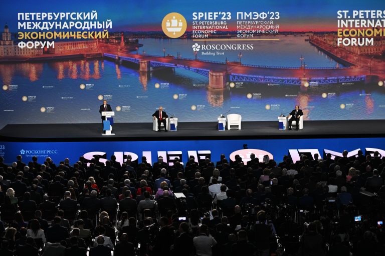 Президент РФ Владимир Путин выступает на пленарном заседании Петербургского международного экономического форума Президент РФ Владимир Путин выступает на пленарном заседании Петербургского международного экономического форума