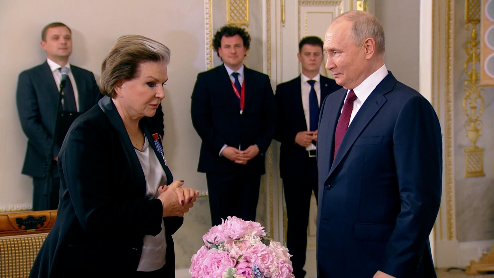Поздравления и теплые слова: Путин вручил Терешковой орден Гагарина Поздравления и теплые слова: Путин вручил Терешковой орден Гагарина - РИА Новости, 1920, 16.06.2023