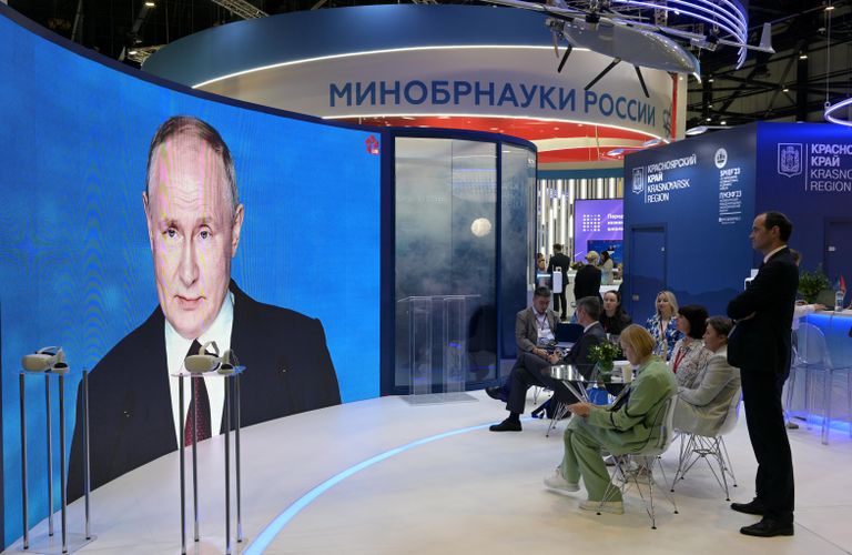 Трансляция выступления президента РФ В. Путина на пленарном заседании в конгрессно-выставочном центре Экспофорум