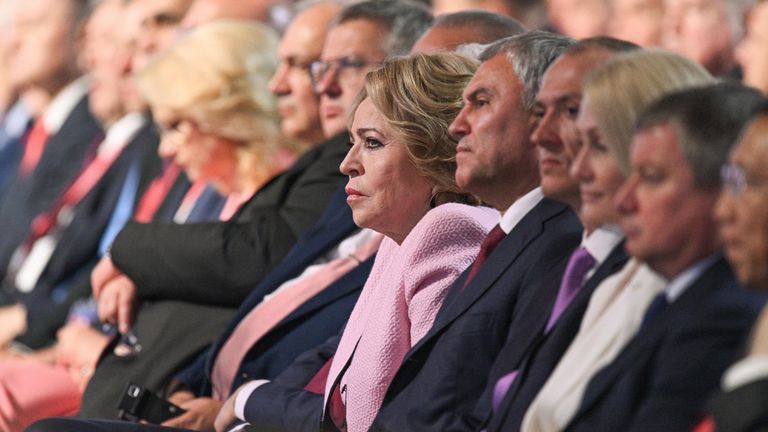 Председатель Совета Федерации РФ Валентина Матвиенко и председатель Государственной Думы РФ Вячеслав Володин на пленарном заседании Председатель Совета Федерации РФ Валентина Матвиенко и председатель Государственной Думы РФ Вячеслав Володин на пленарном заседании