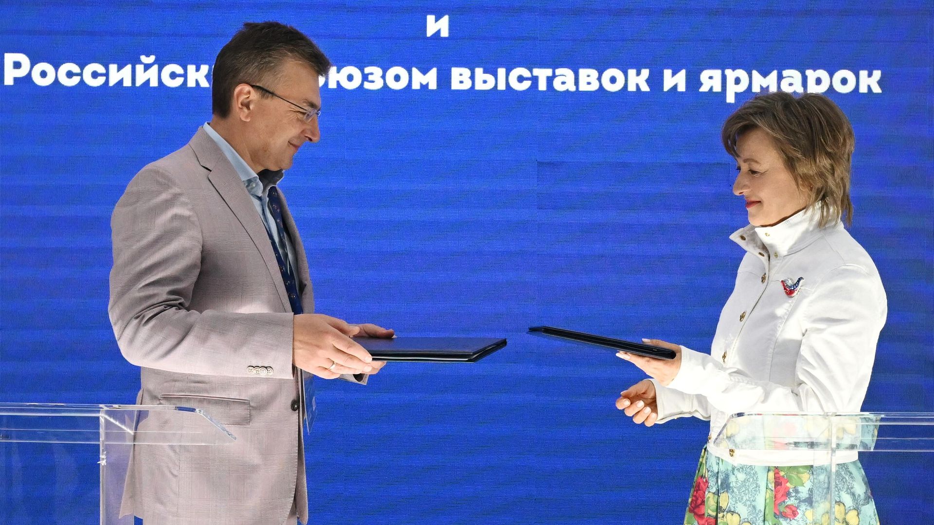 Подписание соглашений между АО Российский экспортный центр и Российским союзом выставок и ярмарок на ПМЭФ-2023 Подписание соглашений между АО Российский экспортный центр и Российским союзом выставок и ярмарок на ПМЭФ-2023 - РИА Новости, 1920, 17.06.2023