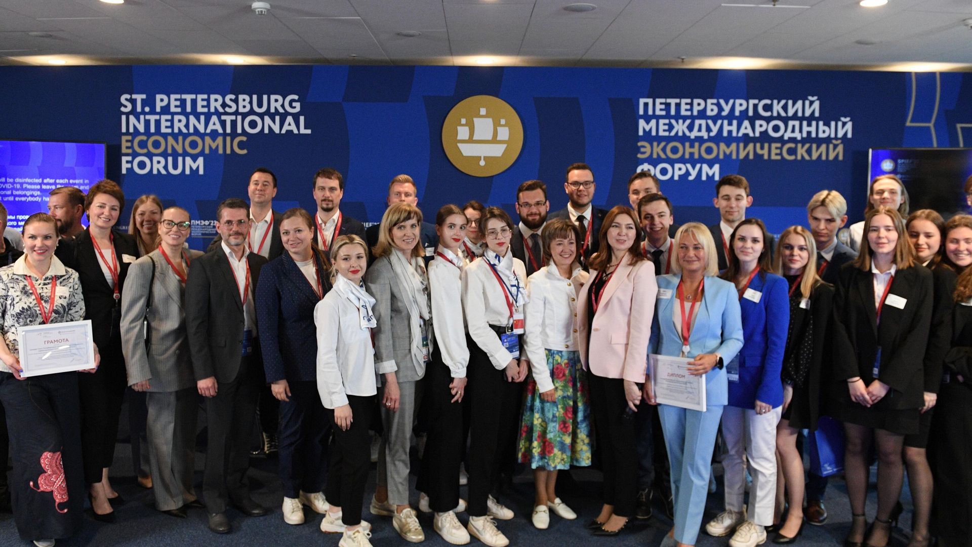 ПМЭФ-2023. Церемония награждения победителей турнира по международным переговорам с иностранным партнером ПМЭФ-2023. Церемония награждения победителей турнира по международным переговорам с иностранным партнером - РИА Новости, 1920, 17.06.2023