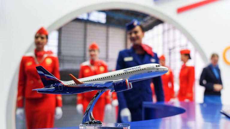 Модель самолета Airbus A320 на стенде авиакомпании Аэрофлот Модель самолета Airbus A320 на стенде авиакомпании Аэрофлот