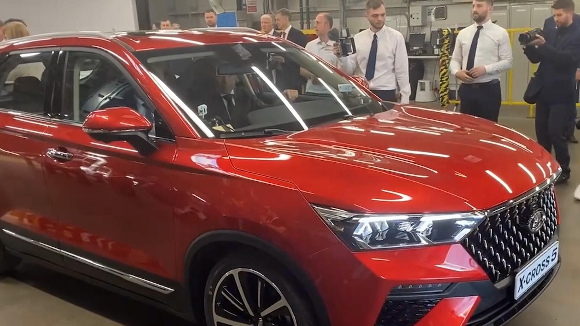 Мантуров протестировал новую Lada X-Cross 5 Мантуров протестировал новую Lada X-Cross 5 - РИА Новости, 1920, 17.06.2023