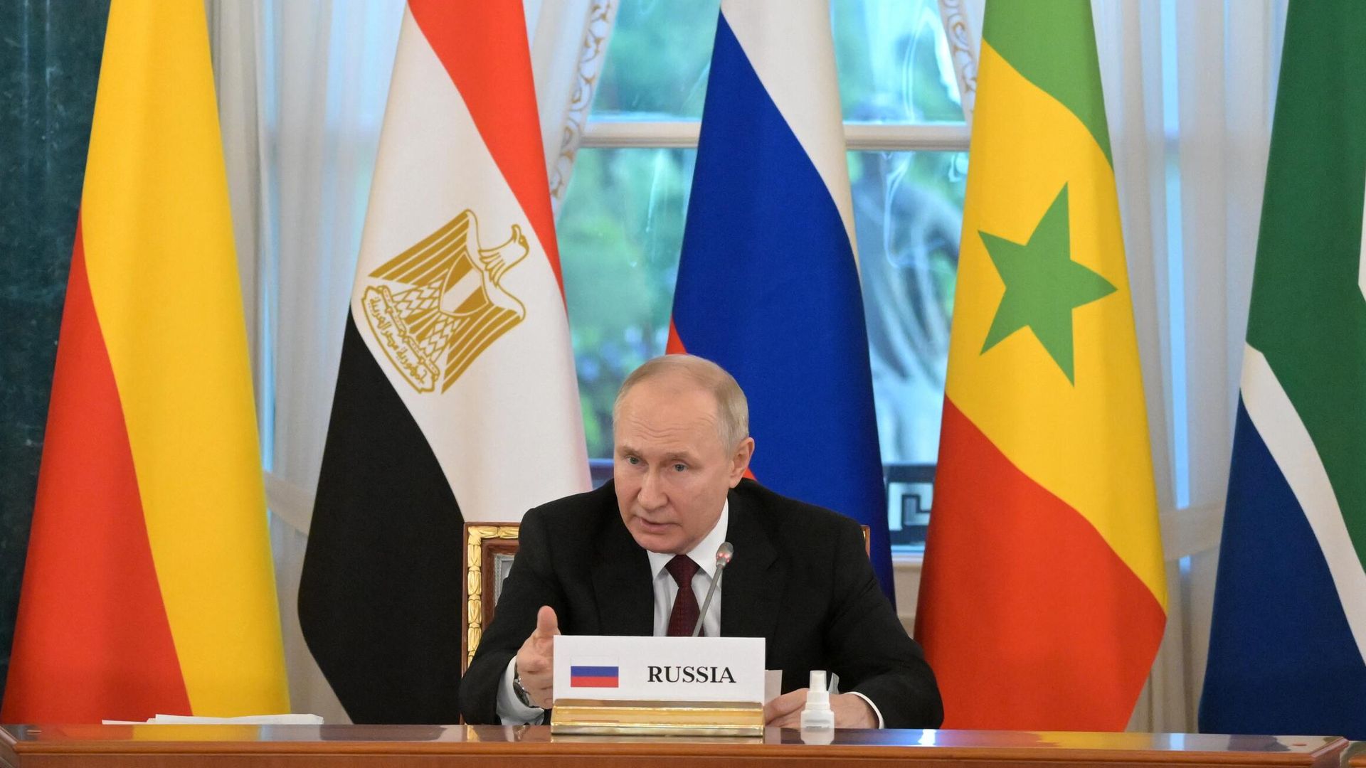 Президент России Владимир Путин на встрече с лидерами ряда африканских государств, прибывшими в Санкт-Петербург для проведения переговоров о возможных путях урегулирования ситуации вокруг Украины Президент России Владимир Путин на встрече с лидерами ряда африканских государств, прибывшими в Санкт-Петербург для проведения переговоров о возможных путях урегулирования ситуации вокруг Украины - РИА Новости, 1920, 17.06.2023